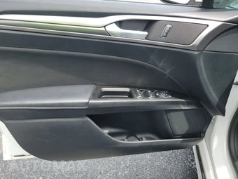 2017 Ford Fusion SE – miniatura 9