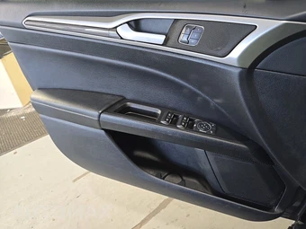 2017 Ford Fusion SE – miniatura 9