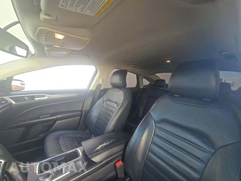 2017 Ford Fusion SE - miniatura 8