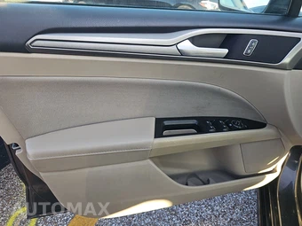 2017 Ford Fusion SE – miniatura 9