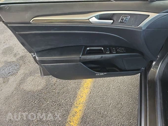 2017 Ford Fusion SE – miniatura 9