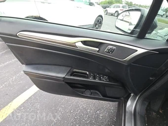 2017 Ford Fusion SE - miniatura 8