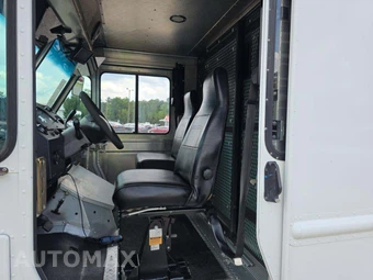 2017 Ford Super Duty E-350 Stripped Chassis DRW - miniatura 3