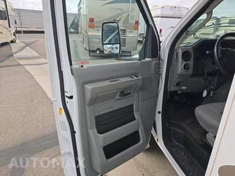 2017 Ford Super Duty E-450 Cutaway DRW 158.0" WB - miniatura 9