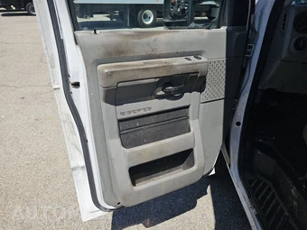 2017 Ford Super Duty E-450 Cutaway DRW – miniatura 9