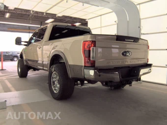 2017 Ford Super Duty F-250 Lariat Crew Cab Medium Bed - miniatura 8