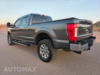 2017 Ford Super Duty F-250 Lariat Crew Cab Medium Bed - miniatura 3
