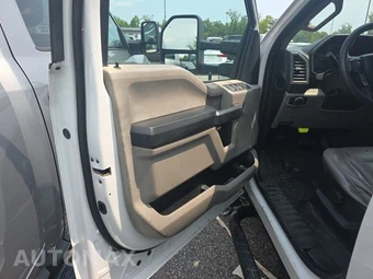 2017 Ford Super Duty F-350 Cab Chassis XL Crew Cab DRW - miniatura 20