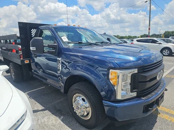 2017 Ford Super Duty F-350 Cab Chassis XL Regular Cab DRW - miniatura 3