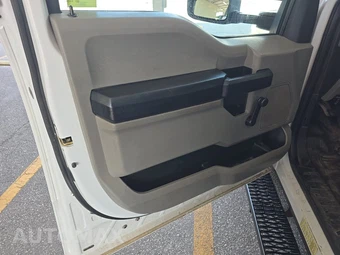 2017 Ford Super Duty F-350 Cab Chassis XL Regular Cab DRW - miniatura 9