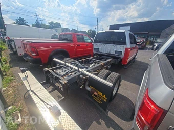 2017 Ford Super Duty F-350 Cab Chassis XLT Crew Cab DRW - miniatura 3