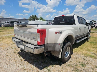 2017 Ford Super Duty F-350 King Ranch Crew Cab Long Bed DRW - miniatura 3