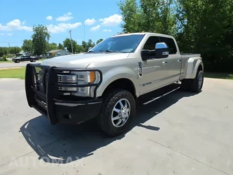 2017 Ford Super Duty F-350 Platinum Crew Cab Long Bed DRW
