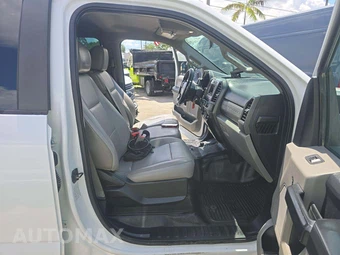 2017 Ford Super Duty F-550 Cab Chassis XL Crew Cab DRW - miniatura 17