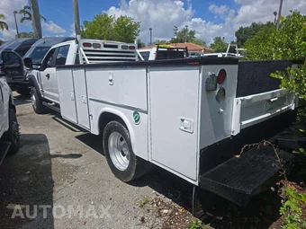 2017 Ford Super Duty F-550 Cab Chassis XL Crew Cab DRW - miniatura 2