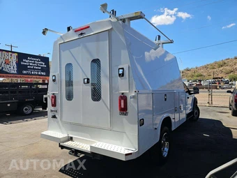 2017 Ford Super Duty F-550 Cab Chassis XL Crew Cab DRW - miniatura 3
