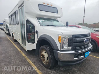 2017 Ford Super Duty F-550 Cab Chassis XL Regular Cab DRW - miniatura 3