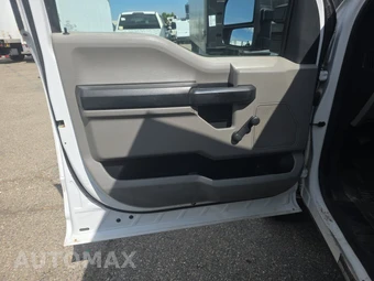 2017 Ford Super Duty F-550 Cab Chassis XL Regular Cab DRW - miniatura 9