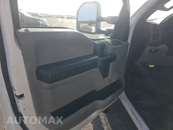 2017 Ford Super Duty F-550 Cab Chassis XL Regular Cab DRW - miniatura 9