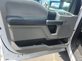 2017 Ford Super Duty F-550 Cab Chassis XLT Regular Cab DRW - miniatura 9
