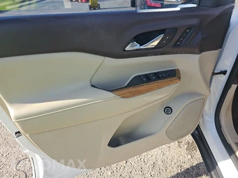 2017 GMC Acadia Denali 5SA – miniatura 9