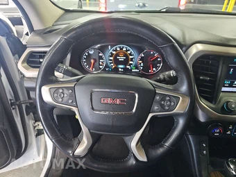 2017 GMC Acadia Denali 5SA – miniatura 10