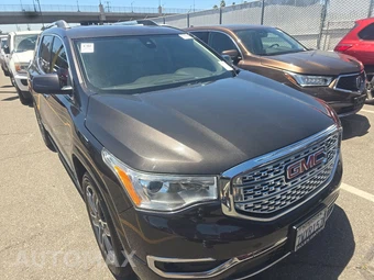 2017 GMC Acadia Denali 5SA – miniatura 3