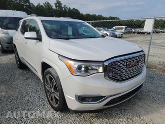 2017 GMC Acadia Denali 5SA – miniatura 3