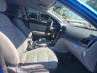 2017 Hyundai Elantra SE Sedan – miniatura 8