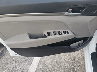 2017 Hyundai Elantra SE Sedan – miniatura 9