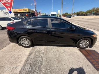 2017 Hyundai Elantra SE Sedan - miniatura 4