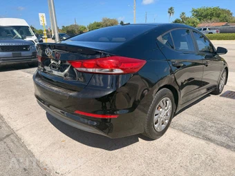 2017 Hyundai Elantra SE Sedan - miniatura 5