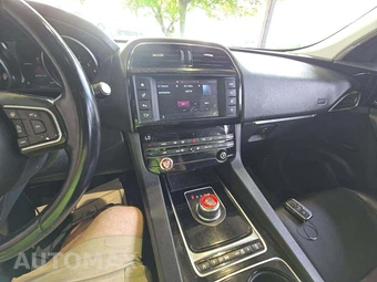 2017 Jaguar F-PACE Premium – miniatura 10