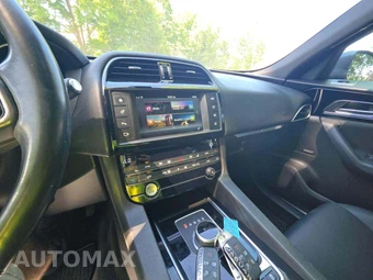 2017 Jaguar F-PACE Premium – miniatura 10