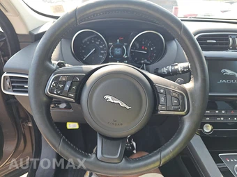 2017 Jaguar F-PACE Premium – miniatura 10