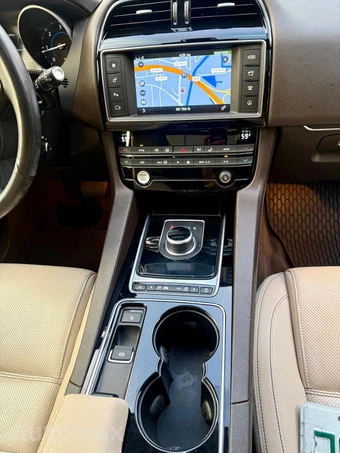 2017 Jaguar F-PACE Prestige - miniatura 27