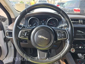 2017 Jaguar F-PACE Prestige – miniatura 10