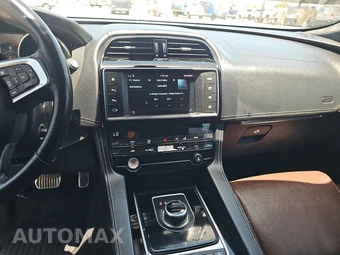 2017 Jaguar F-PACE S – miniatura 11