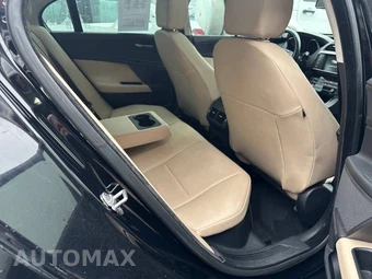 2017 Jaguar XE Premium – miniatura 10