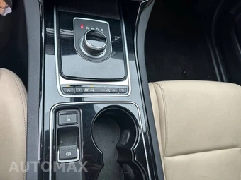 2017 Jaguar XE Premium – miniatura 13