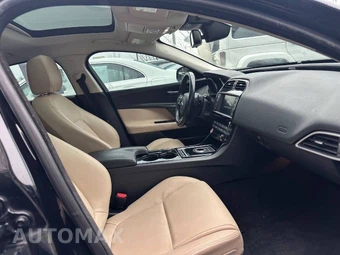 2017 Jaguar XE Premium – miniatura 9