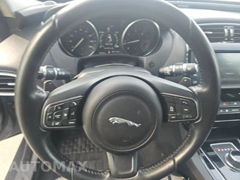 2017 Jaguar XE Premium – miniatura 10