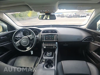 2017 Jaguar XE Premium – miniatura 11