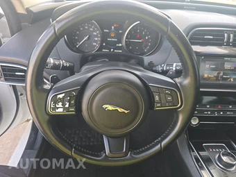 2017 Jaguar XE Premium – miniatura 10