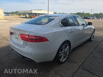 2017 Jaguar XE Premium – miniatura 4