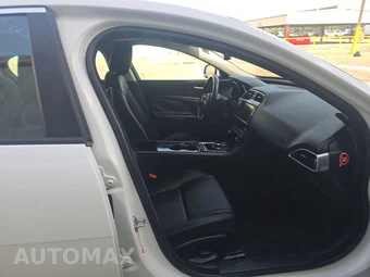 2017 Jaguar XE Premium – miniatura 8