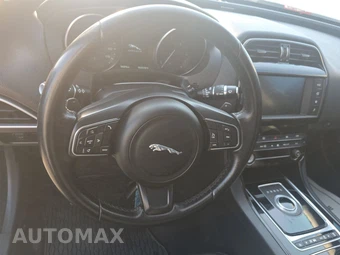 2017 Jaguar XE Premium – miniatura 10