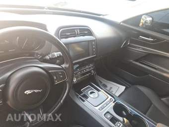 2017 Jaguar XE Premium – miniatura 11