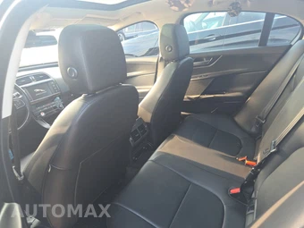 2017 Jaguar XE Premium – miniatura 13