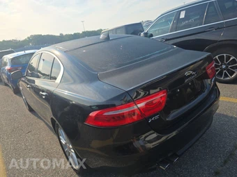 2017 Jaguar XE Premium – miniatura 6